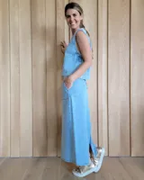 Conjunto de jean compuesto por un top sin mangas y una falda larga con bolsillos frontales.