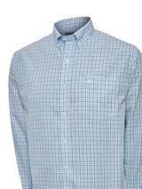 Camisa de hombre RKF a cuadros celestes y blancos, de manga larga, corte regular, cuello americano abotonado, bolsillo en el pecho con logo bordado y tejido resistente a las arrugas.