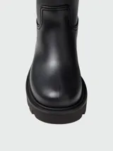 Botas de lluvia Moncler modelo Kickstream de color negro, confeccionadas en goma con suela track gruesa. Presentan caña media con detalle superior de nylon acolchado con cordón ajustable y tope metálico, además del logo en relieve en el lateral.