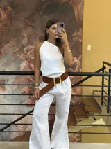Faja de gamuza color óxido con hebilla grande de bronce texturizado de forma cuadrada.