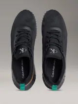 Championes Calvin Klein de malla color negro, con suela EVA y detalle de talón en tono tostado con logo cK.
