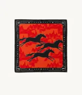 Pañuelo cuadrado de seda color rojo y negro, con diseño estampado de caballos estilo pixel art y detalles geométricos en los bordes.