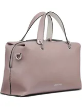 Cartera satchel Calvin Klein de cuero sintético granulado en tono rosado. Cuenta con asa superior, correa de hombro ajustable y extraíble, cierre principal con cremallera y un set de dos mini accesorios colgantes con el monograma de la marca.