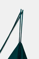 Top de tirantes finos color verde azulado oscuro, con escote pico cruzado y bajo asimétrico con caída.