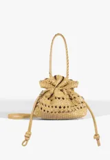 Cartera tipo bucket beige de cuero sintético con diseño trenzado y cierre fruncido, acompañada de un monedero o tarjetero liso con correa de mano a juego.