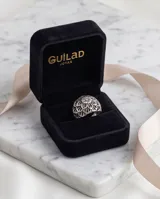 Anillo de plata 925 con diseño floral calado y acabado empavonado en bajo relieve.
