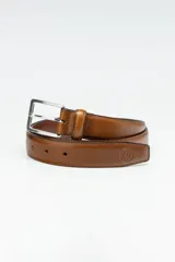 Cinto de cuero color marrón con hebilla metálica plateada de forma rectangular y logo en la punta.