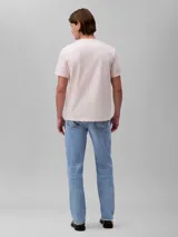 Remera de manga corta color rosado, confeccionada en algodón liso con cuello redondo. Presenta el monograma de Calvin Klein bordado en el pecho.