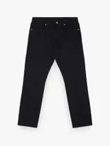 Jean de corte slim fit en color negro lavado, con diseño clásico de cinco bolsillos, cierre frontal con botón y cremallera.