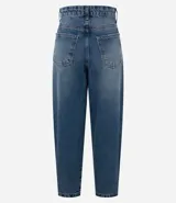 Pantalón de jean con corte new carrot, de cintura alta y estructura firme. Presenta un diseño con volumen en la cadera que se afina hacia el bajo, con bolsillos funcionales y costuras visibles.