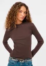 Blusa marrón de manga larga, confeccionada en tejido acanalado con cuello alto.