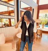 Chaleco plateado reversible con interior de gamulan color crema, con bolsillos delanteros.