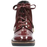 Bota acordonada de estilo urbano en acabado charol color bordó. Presenta una suela de goma robusta con plataforma y un taco cuadrado de altura media. Incluye ojales metálicos dorados y cordones al tono.