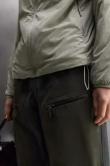 Pantalón deportivo técnico de esquí con tres capas y membrana impermeable. Presenta cintura ajustable, bolsillos frontales con cremalleras termoselladas, aberturas de ventilación laterales, bajos ajustables con refuerzos, polainas interiores y sistema de rescate RECCO integrado.