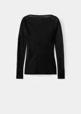 Top de manga larga con cuello barco, confeccionado en tejido de punto fino con acabado brillante. Presenta un diseño entallado y una textura sutilmente traslúcida.