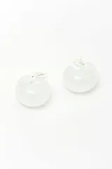 Aros tipo argolla gruesa y abombada, de color blanco y acabado brillante.