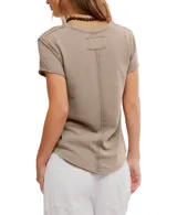 Remera We The Free estilo baby tee de manga corta y cuello redondo, color beige, con diseño básico y ajuste ceñido.