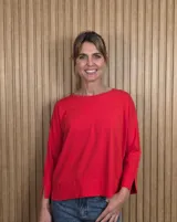 Remerón rojo de algodón, de corte holgado, con mangas largas y aberturas laterales en el dobladillo.