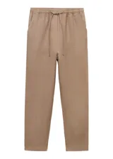 Pantalón recto color beige de lino, con cintura elástica y cordón ajustable, tiro medio y bolsillos laterales.