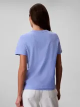 Remera de Calvin Klein confeccionada en punto de algodón regenerativo, color celeste, de corte regular con cuello redondo, manga corta y logo bordado en el pecho.