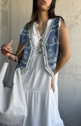 Vestido largo blanco de corte amplio con volados en el ruedo.