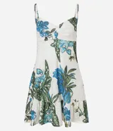 Vestido corto de corte evasé confeccionado en tejido laise con estampa tropical de flores azules y hojas verdes. Presenta escote en V, breteles finos ajustables y diseño con perforaciones caladas características del broderie.