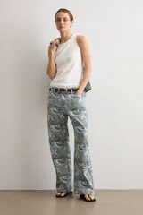 Jean recto de tiro medio con estampado paisley en tonos azules, beige y blanco.