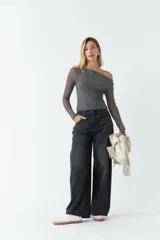 Top de manga larga confeccionado en tejido de tul con transparencias, de corte ajustado y cuello redondo.