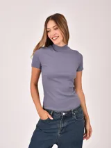 Polera de manga corta color rojo, con cuello redondo y tejido acanalado.