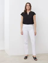 Pantalón negro de gabardina elastizada marca Zac & Rachel, con pretina ancha y faja interna modeladora. Tiene costura frontal pespunteada y bolsillos ojal simulados en la parte trasera.