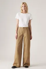 Pantalón chino color beige de corte ancho, con bolsillos laterales y traseros.