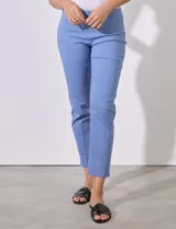 Pantalón color beige de gabardina elastizada, marca Zac & Rachel. Corte recto, pretina ancha pespunteada y largo al tobillo.