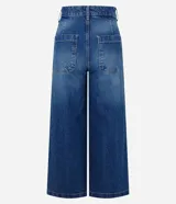 Pantalón de jean de corte wide leg y largo cropped, con cintura alta, cierre frontal y bolsillos funcionales.