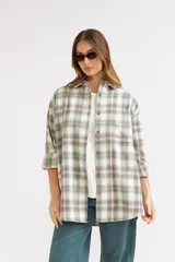 Sobrecamisa oversize de diseño a cuadros en tonos verde, blanco y lila, de manga larga, con bolsillos en el pecho y cierre frontal de botones.