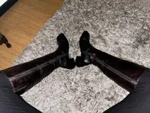 Botas de caña alta confeccionadas en 100 cuero color marrón oscuro con acabado texturizado efecto arrugado, punta cuadrada y taco bloque. Poseen cierre lateral interno.