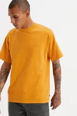 Remera de hombre color amarillo mostaza, de corte recto y mangas cortas. Tiene el logo de Levi's bordado en el pecho.