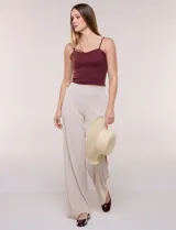 Top crop ajustado negro de estilo corsé, con tirantes finos regulables y escote corazón. Cuenta con costuras verticales decorativas en el frente.