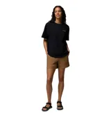 Remera oversize de Columbia color negro, de manga corta, con cuello redondo y el logo de la marca estampado en pequeño en el pecho.