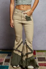 Pantalón de jean color beige con corte oxford, caracterizado por sus volados decorativos en color verde oliva y ruedo acampanado con textura arrugada.