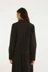 Chaqueta de algodón Farm Rio, color negro con finas rayas verticales, cuello camisero y cierre frontal de cremallera. Presenta mangas largas abullonadas y el nombre de la marca bordado en el pecho.
