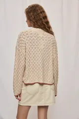 Cardigan de punto calado color tostado, con escote en V y cierre frontal de botones.