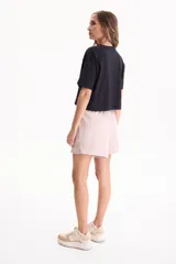 Short de corte suelto en tela soft modal liviana, de tiro medio-alto, con cintura elástica y cordón ajustable.