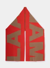 Bufanda larga tejida, color rojo con letras marrones formando la palabra "LANVIN".