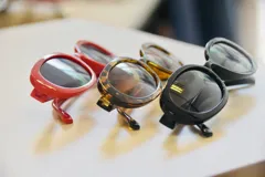 Lentes de sol con montura redonda de acetato en colores rojo, carey y negro. Cuentan con protección UV 400 y están habilitados por el Ministerio de Salud Pública.