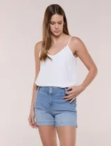 Short de jean azul oscuro de tiro alto y calce ajustado, con cintura ancha, cierre de cremallera y doble botón. Cuenta con bolsillos delanteros y dobladillo en las perneras.