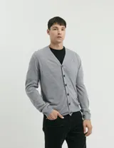 Cardigan de punto con escote en V, cierre frontal con botones, manga larga y detalles de tejido menguado en las sisas.