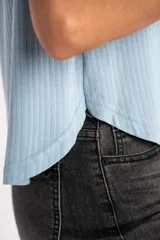 Remera de cuello redondo y manga corta, confeccionada en tejido de viscosa acanalado con un calce suave y liviano.