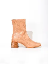 Bota de cuero color marrón con caña media, punta cuadrada y taco geométrico de madera.