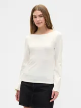 Remera de manga larga con cuello bote, confeccionada en tejido de punto acanalado de textura suave y ajuste entallado.