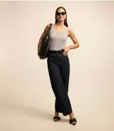 Blusa musculosa color gris claro, con escote en U y breteles anchos. Confeccionada en poliamida y poliéster.